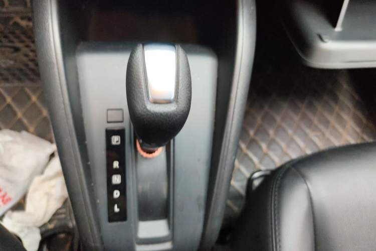 Used Nissan Kicks 2017 1.5L CVT Cool Enjoy Edition Gear Lever