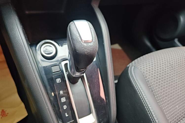Used Nissan Kicks 2017 1.5L CVT Smart Drive Edition Gear Lever