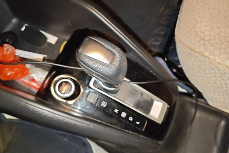 Used Nissan Kicks 2017 1.5L CVT Smart Drive Edition Gear Lever