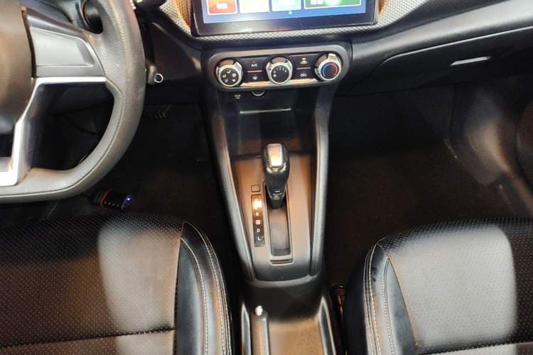 Used Nissan Kicks 2017 1.5L CVT Cool Enjoy Edition Gear Lever