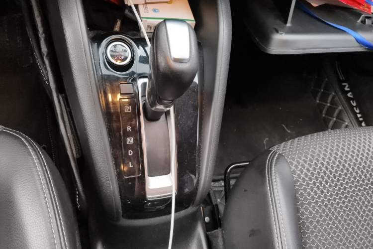 Used Nissan Kicks 2017 1.5L CVT Smart Drive Edition Gear Lever