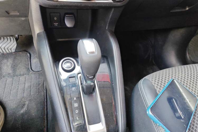Used Nissan Kicks 2017 1.5L CVT Smart Edition Gear Lever