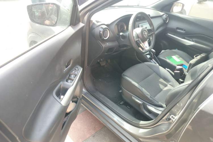Used Nissan Kicks 2017 1.5L CVT Smart Drive Edition Interior 3