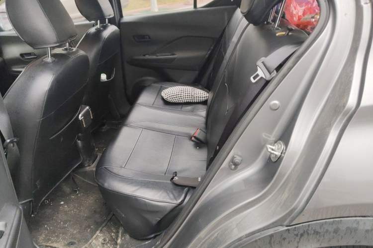 Used Nissan Kicks 2017 1.5L Manual Cool Dynamic Edition Interior 4
