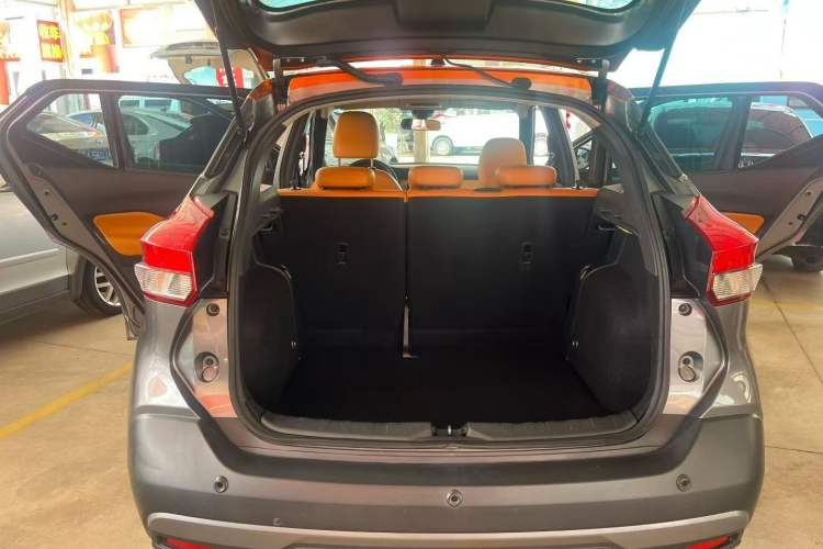 Used Nissan Kicks 2017 1.5L CVT Smart Drive Edition Interior 4