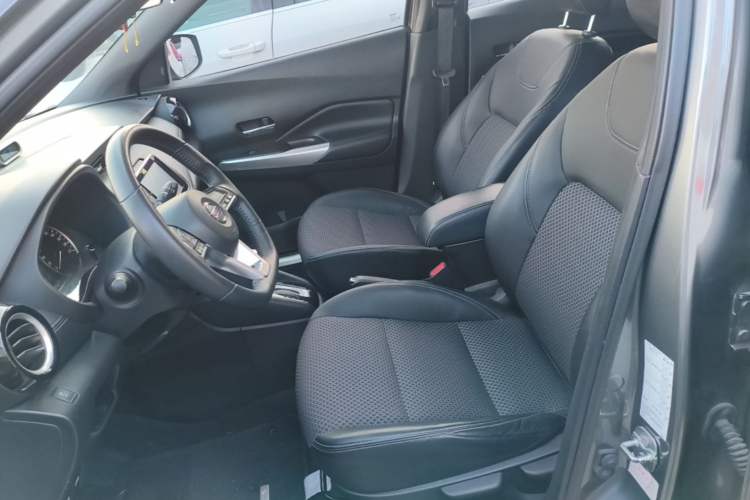 Used Nissan Kicks 2017 1.5L CVT Smart Drive Edition Left Front Seat