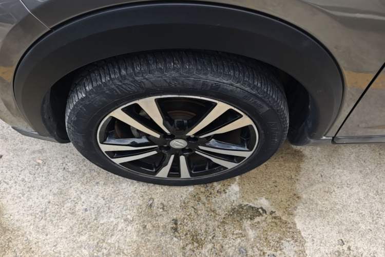 Used Nissan Kicks 2017 1.5L CVT Smart Drive Edition Left Front Wheel Hub