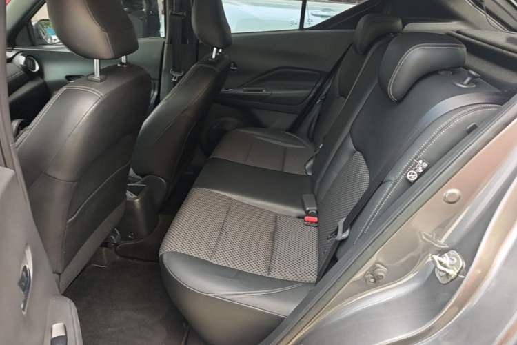 Used Nissan Kicks 2017 1.5L CVT Smart Drive Edition Left Rear Seat