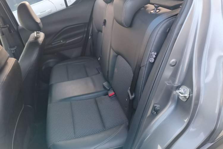 Used Nissan Kicks 2017 1.5L CVT Smart Drive Edition Left Rear Seat