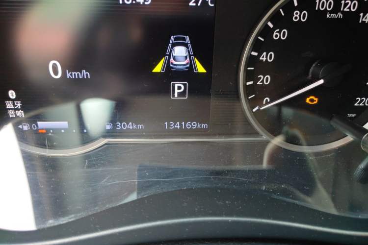 Used Nissan Kicks 2017 1.5L CVT Smart Drive Edition Odometer Close Up