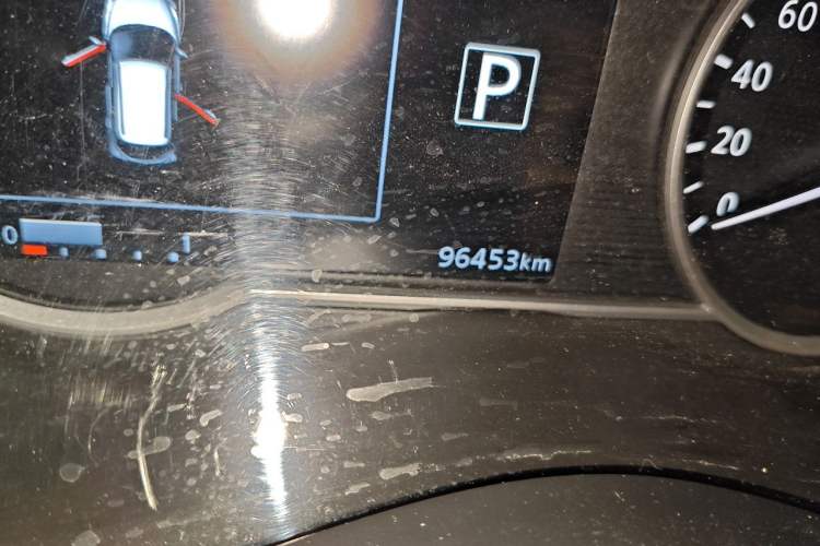 Used Nissan Kicks 2017 1.5L CVT Smart Drive Edition Odometer Close Up