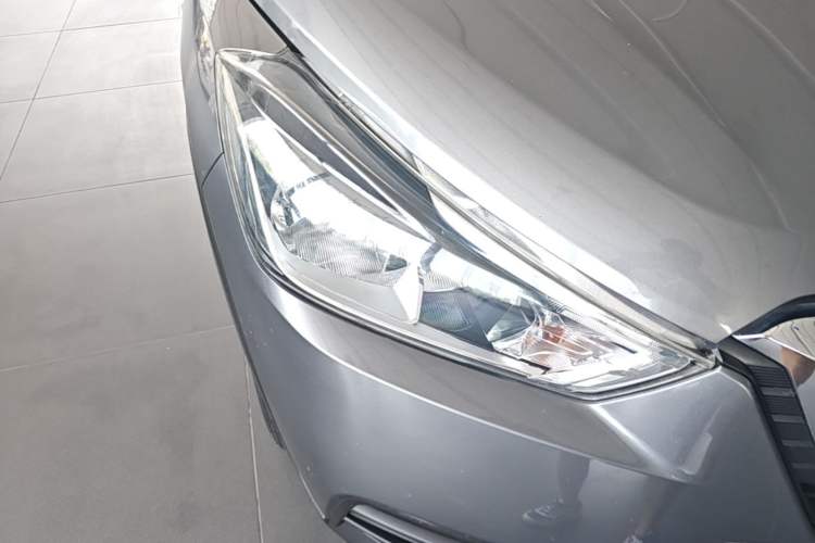 Used Nissan Kicks 2017 1.5L Manual Cool Dynamic Edition Right Front Headlight