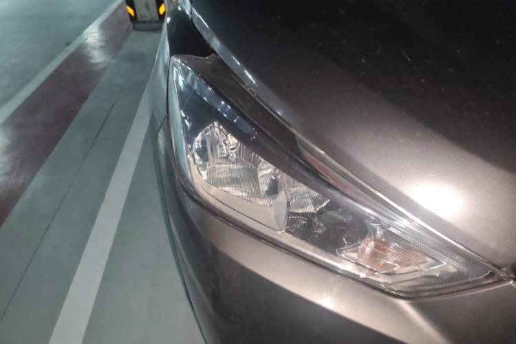 Used Nissan Kicks 2017 1.5L CVT Smart Drive Edition Right Front Headlight