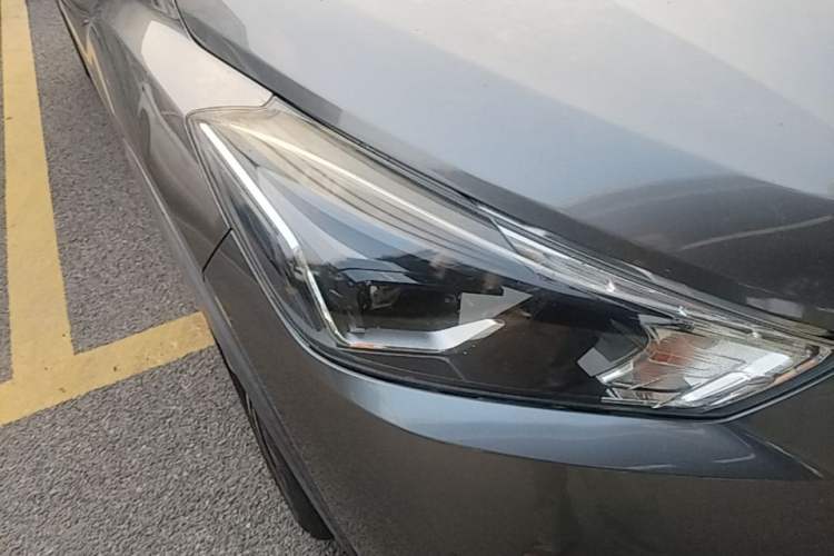 Used Nissan Kicks 2017 1.5L CVT Smart Edition Right Front Headlight