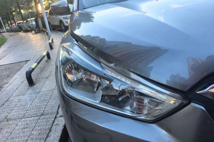 Used Nissan Kicks 2017 1.5L CVT Smart Drive Edition Right Front Headlight