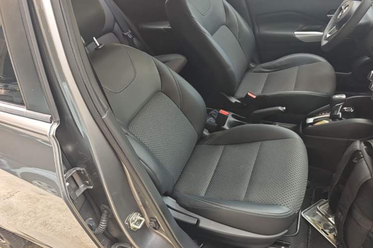 Used Nissan Kicks 2017 1.5L CVT Smart Drive Edition Right Front Seat