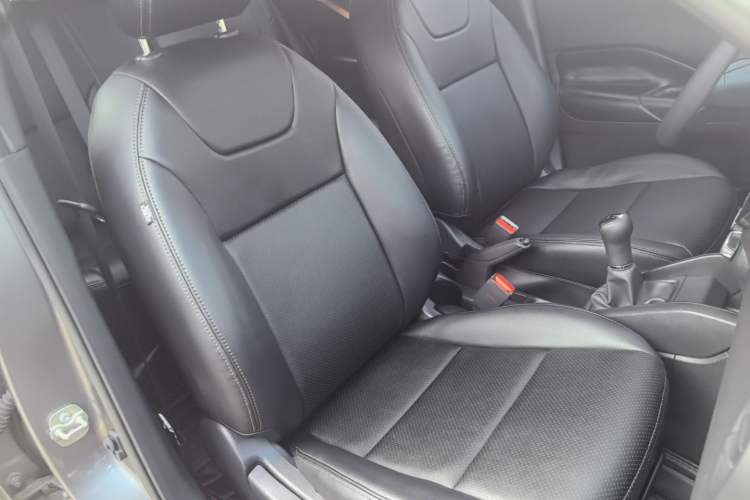 Used Nissan Kicks 2017 1.5L Manual Cool Dynamic Edition Right Front Seat