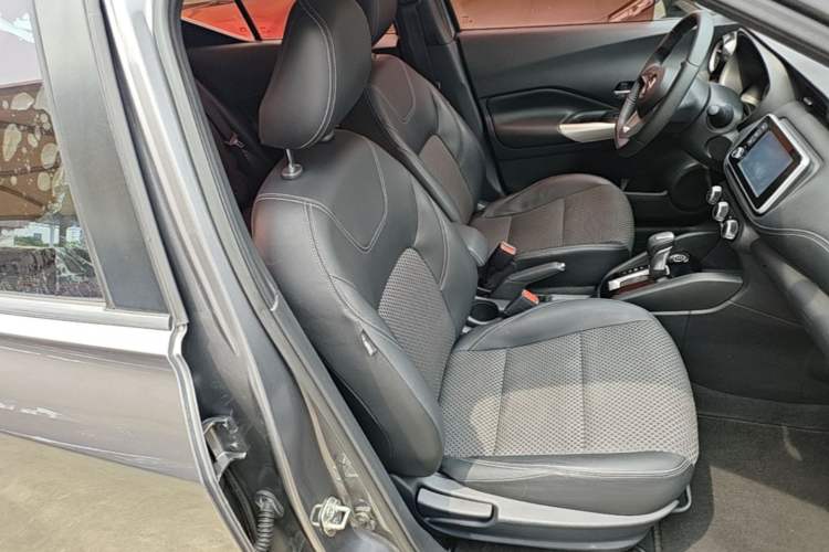 Used Nissan Kicks 2017 1.5L CVT Smart Drive Edition Right Front Seat