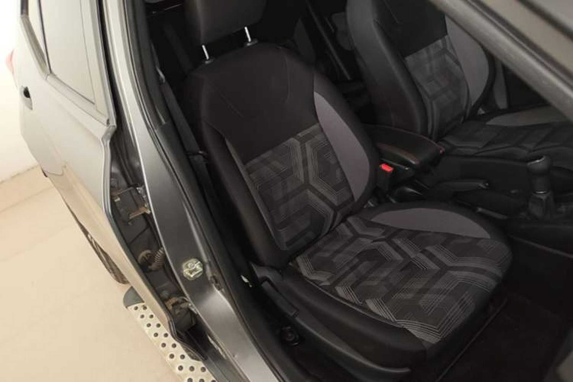 Used Nissan Kicks 2017 1.5L Manual Cool Dynamic Edition Right Front Seat
