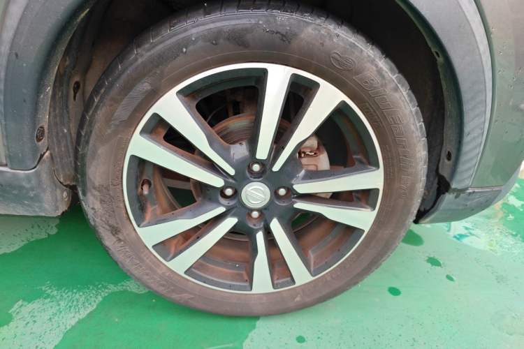 Used Nissan Kicks 2017 1.5L CVT Smart Drive Edition Right Front Wheel Hub