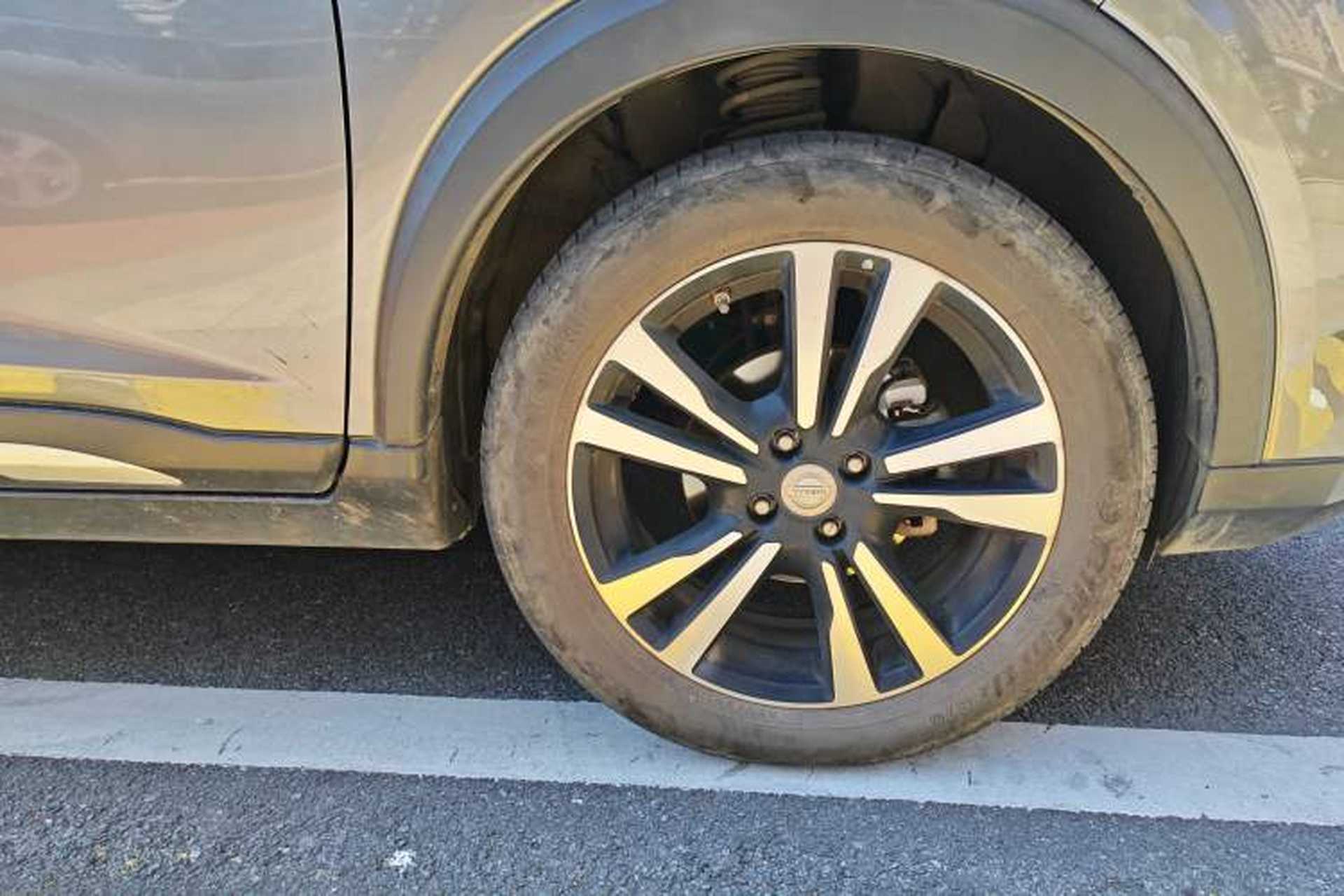 Used Nissan Kicks 2017 1.5L CVT Smart Drive Edition Right Front Wheel Hub