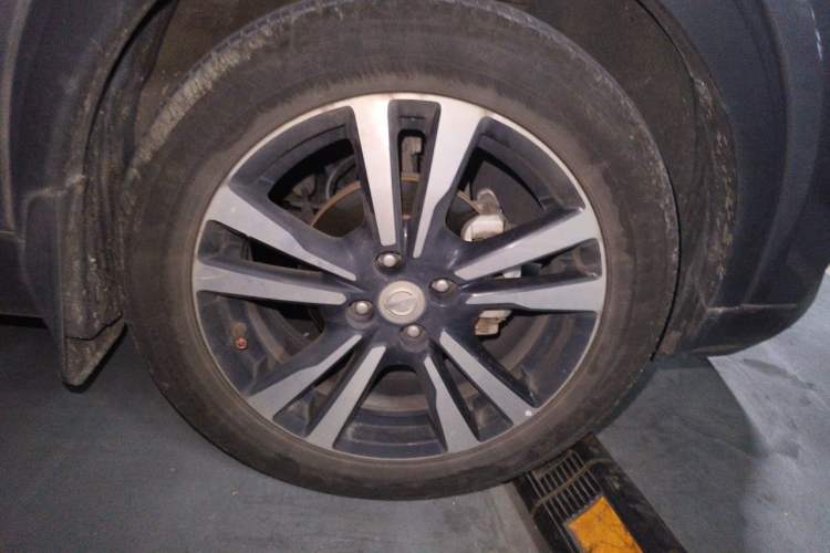 Used Nissan Kicks 2017 1.5L CVT Smart Drive Edition Right Front Wheel Hub