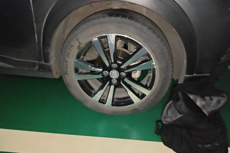 Used Nissan Kicks 2017 1.5L CVT Smart Drive Edition Right Front Wheel Hub