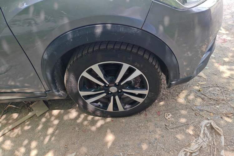 Used Nissan Kicks 2017 1.5L CVT Smart Drive Edition Right Front Wheel Hub