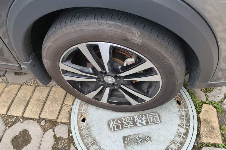 Used Nissan Kicks 2017 1.5L CVT Smart Drive Edition Right Front Wheel Hub