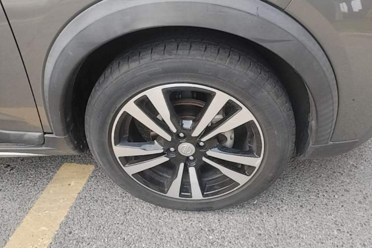 Used Nissan Kicks 2017 1.5L CVT Smart Edition Right Front Wheel Hub