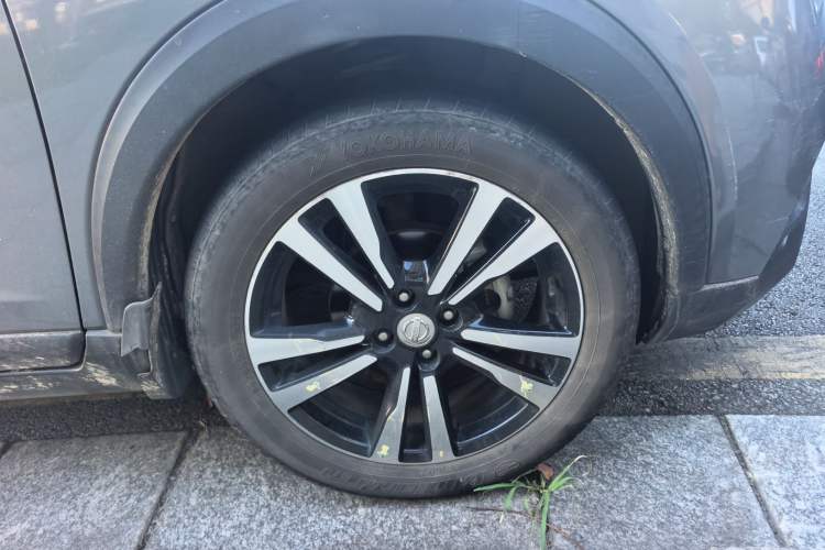 Used Nissan Kicks 2017 1.5L CVT Smart Drive Edition Right Front Wheel Hub