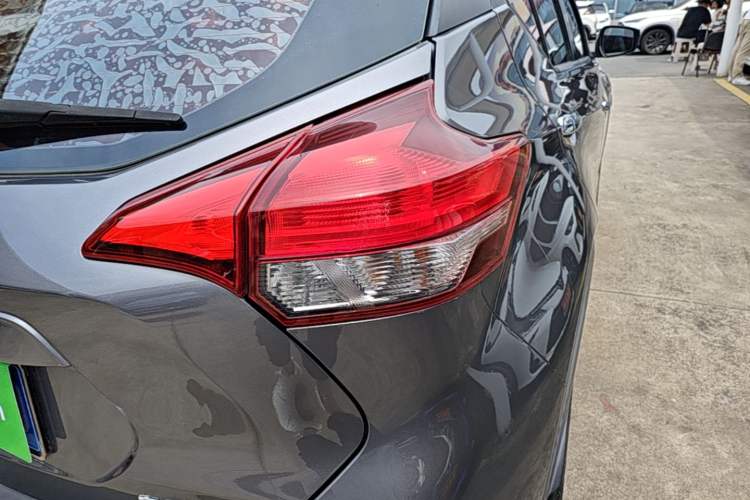 Used Nissan Kicks 2017 1.5L CVT Smart Drive Edition Right Rear Taillight