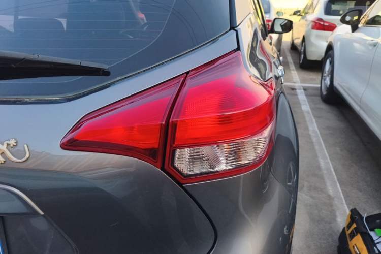 Used Nissan Kicks 2017 1.5L CVT Smart Drive Edition Right Rear Taillight