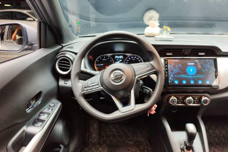 Used Nissan Kicks 2017 1.5L CVT Cool Enjoy Edition Steering Wheel