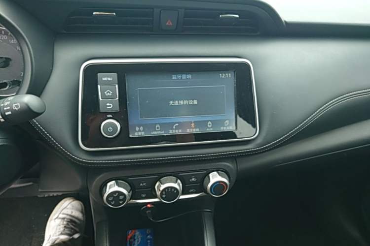 Used Nissan Kicks 2017 1.5L CVT Smart Drive Edition Audio And AC Panel