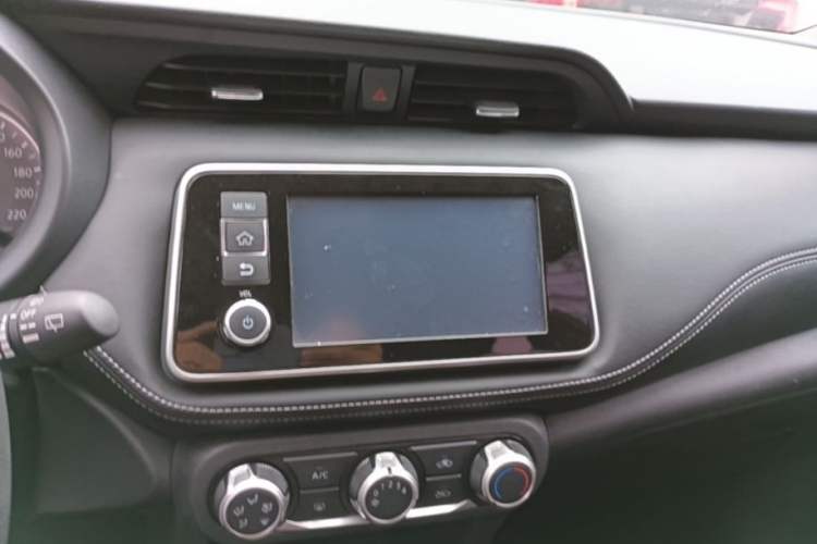 Used Nissan Kicks 2017 1.5L CVT Smart Drive Edition Audio And AC Panel