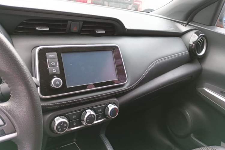 Used Nissan Kicks 2017 1.5L CVT Smart Drive Edition Center Console