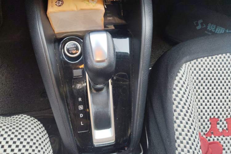 Used Nissan Kicks 2017 1.5L CVT Smart Drive Edition Gear Lever
