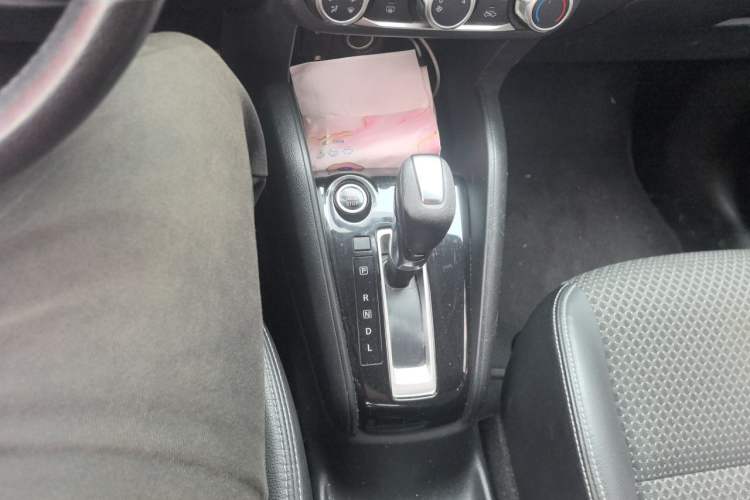 Used Nissan Kicks 2017 1.5L CVT Smart Drive Edition Gear Lever