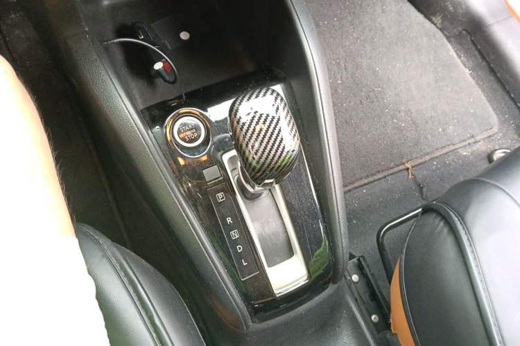 Used Nissan Kicks 2017 1.5L CVT Smart Drive Edition Gear Lever