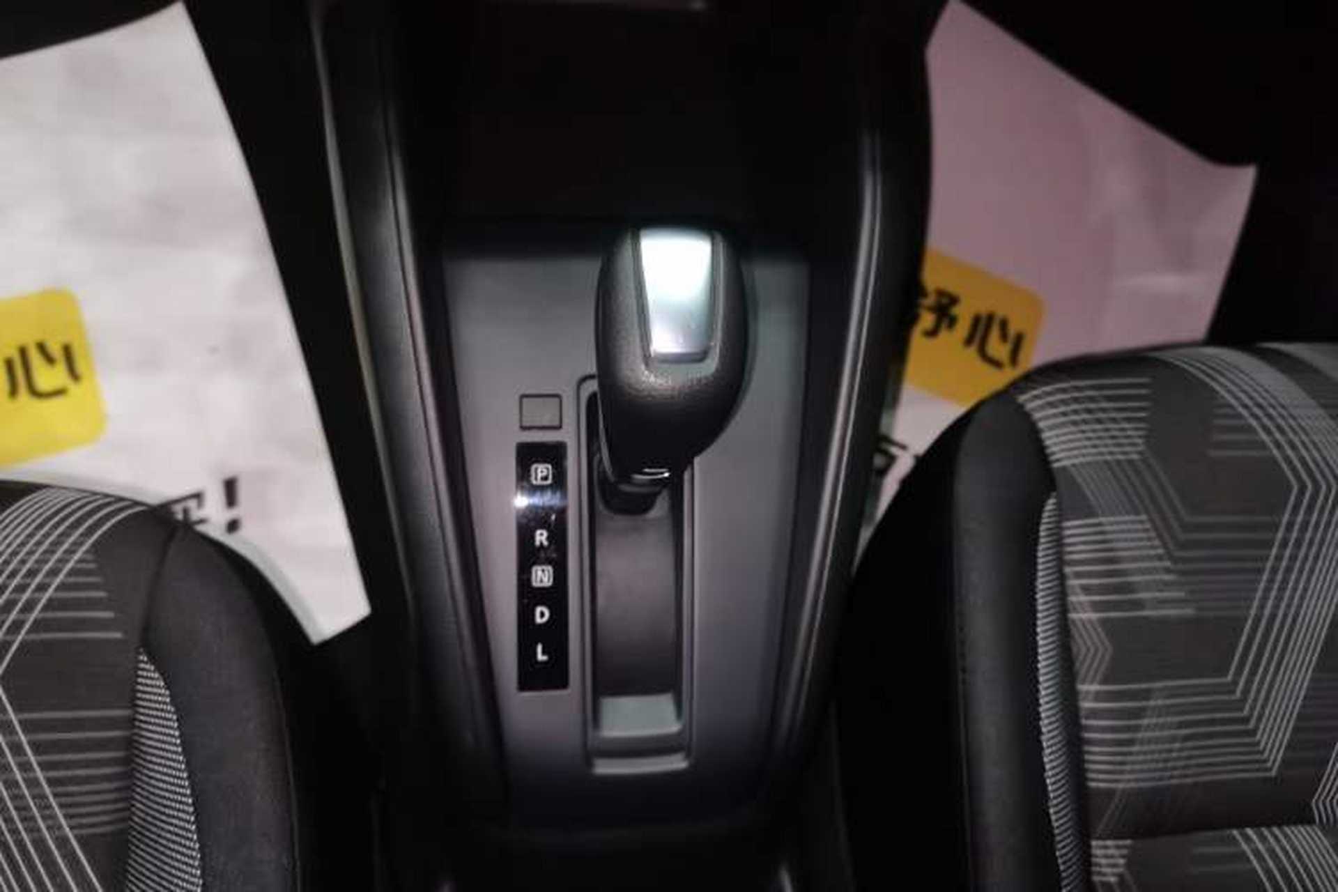 Used Nissan Kicks 2017 1.5L CVT Cool Enjoy Edition Gear Lever