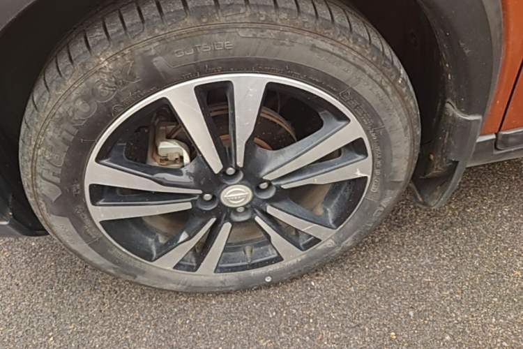 Used Nissan Kicks 2017 1.5L CVT Smart Drive Edition Left Front Wheel Hub