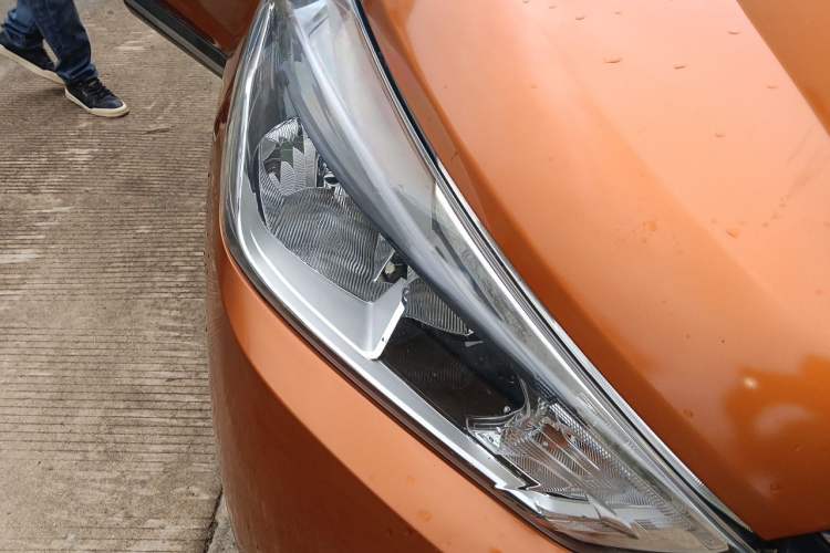 Used Nissan Kicks 2017 1.5L CVT Smart Drive Edition Right Front Headlight