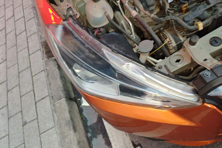 Used Nissan Kicks 2017 1.5L CVT Smart Drive Edition Right Front Headlight