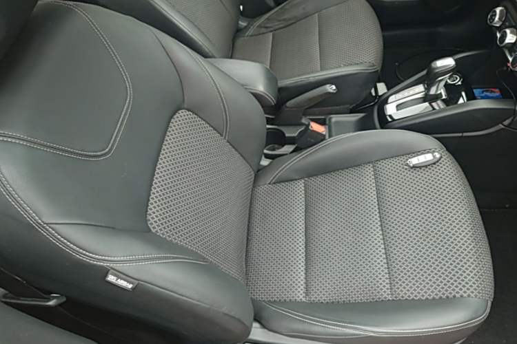 Used Nissan Kicks 2017 1.5L CVT Smart Drive Edition Right Front Seat