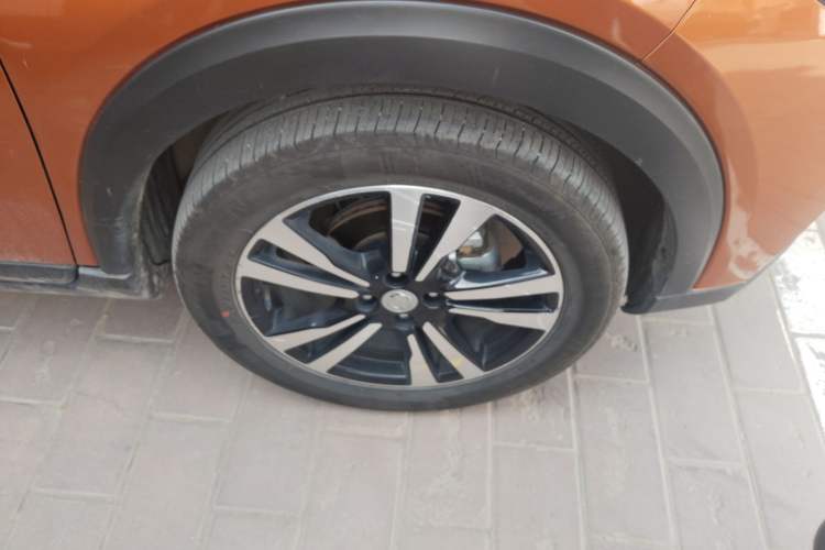 Used Nissan Kicks 2017 1.5L CVT Smart Drive Edition Right Front Wheel Hub