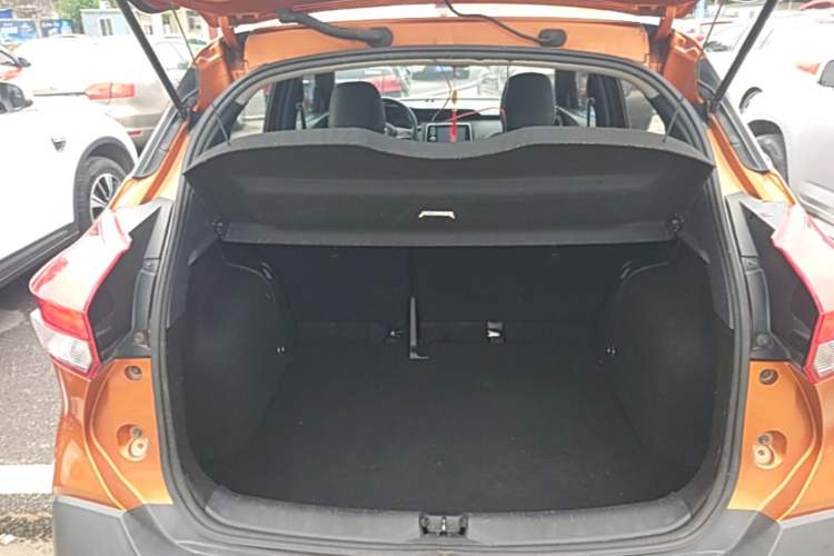 Used Nissan Kicks 2017 1.5L CVT Smart Drive Edition Trunk