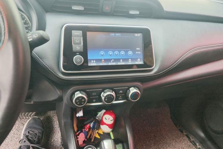 Used Nissan Kicks 2017 1.5L CVT Smart Drive Edition Audio And AC Panel
