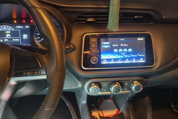 Used Nissan Kicks 2017 1.5L CVT Smart Drive Edition Audio And AC Panel