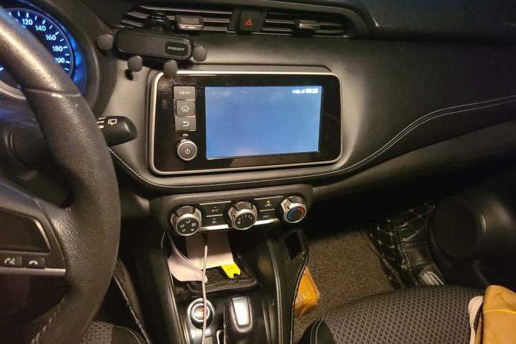 Used Nissan Kicks 2017 1.5L CVT Smart Drive Edition Audio And AC Panel